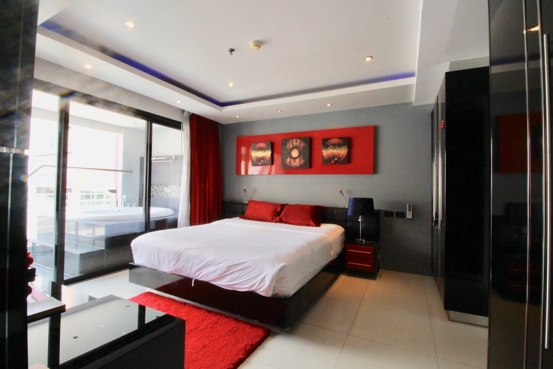 1 Bedroom Condo for rent in Bangla Road